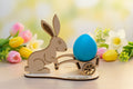 Osterhase mit Eierwagen